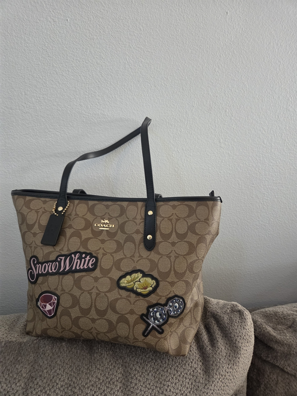Coach X DISNEY Collab Limited Edition Snow White City Zip Tote Signature Canvas - Picture 9 of 16